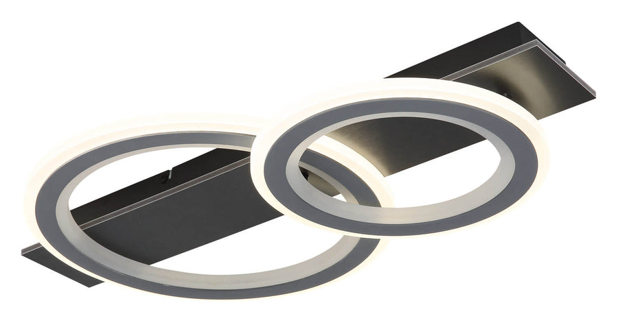 Vue rapprochée du plafonnier noir mat, anneaux lumineux et base rectangulaire fixée au plafond.