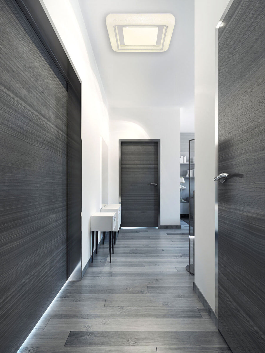 Mise en situation du plafonnier dans un couloir moderne aux portes foncées.