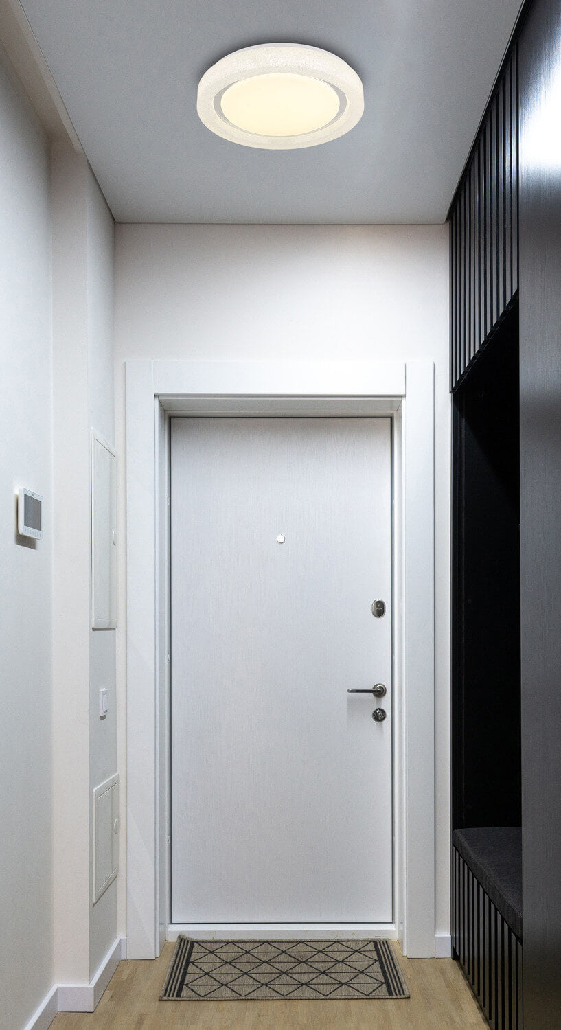 Mise en ambiance du luminaire installé au plafond d'une entrée contemporaine.