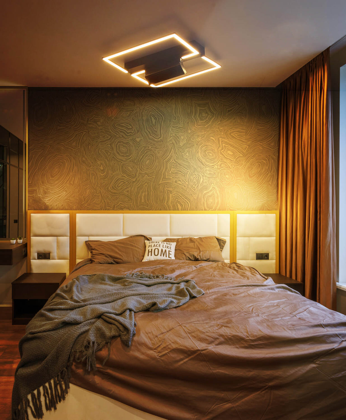Mise en ambiance du plafonnier allumé au plafond d'une chambre à coucher.