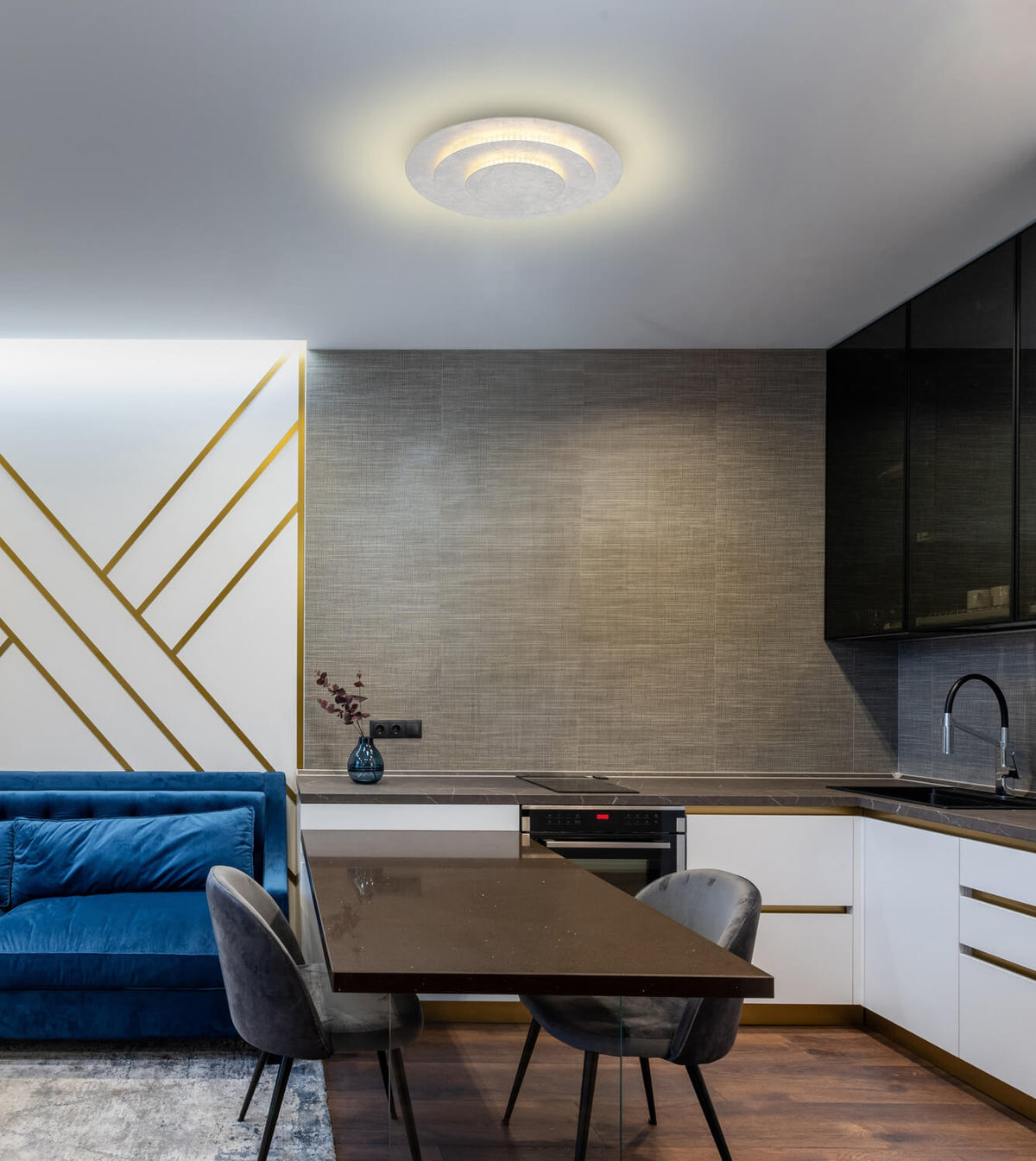 Mise en ambiance du plafonnier au-dessus d'une table de cuisine moderne