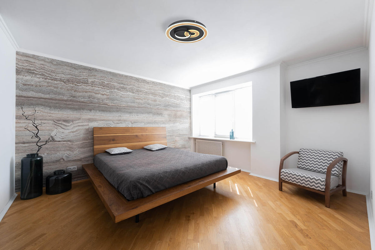 Mise en ambiance dans une chambre avec le plafonnier allumé au plafond.