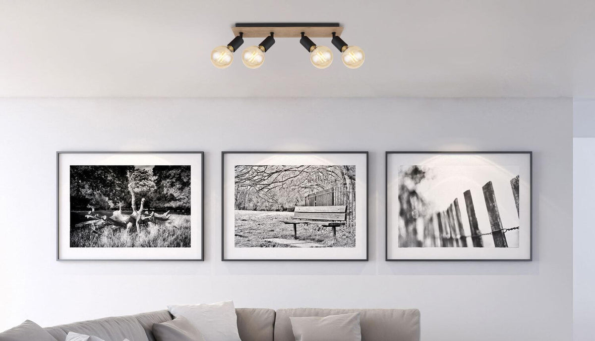 Mise en ambiance au-dessus d'un canapé gris et de trois cadres photo