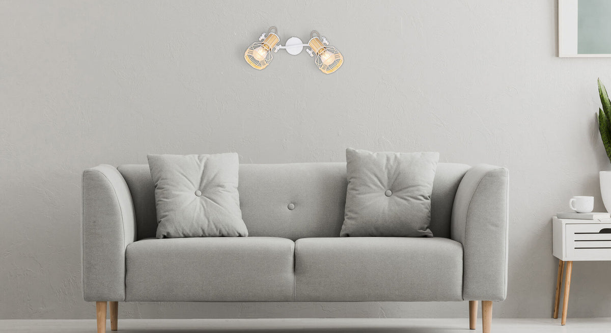Mise en ambiance murale au-dessus d'un canapé gris, lumière chaude allumée.