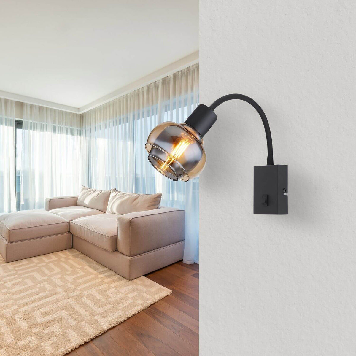 Mise en ambiance dans un salon, applique murale noire allumée fixée sur un mur blanc