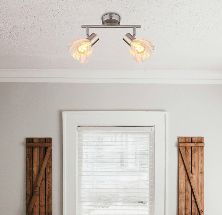 Spot double installé au plafond blanc au-dessus d'une fenêtre avec volets en bois.