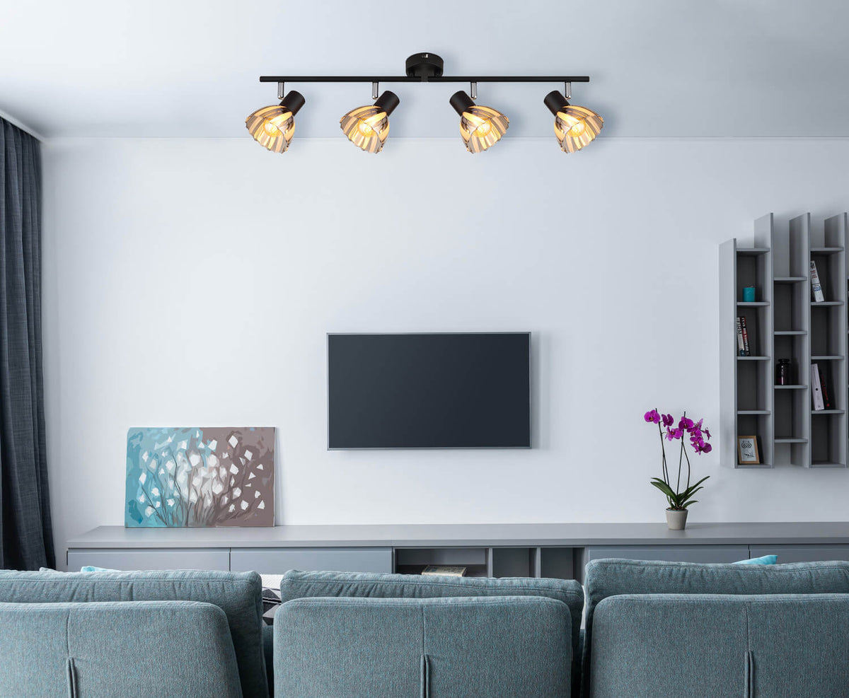 Mise en situation dans un salon, spot plafond allumé au-dessus du meuble TV