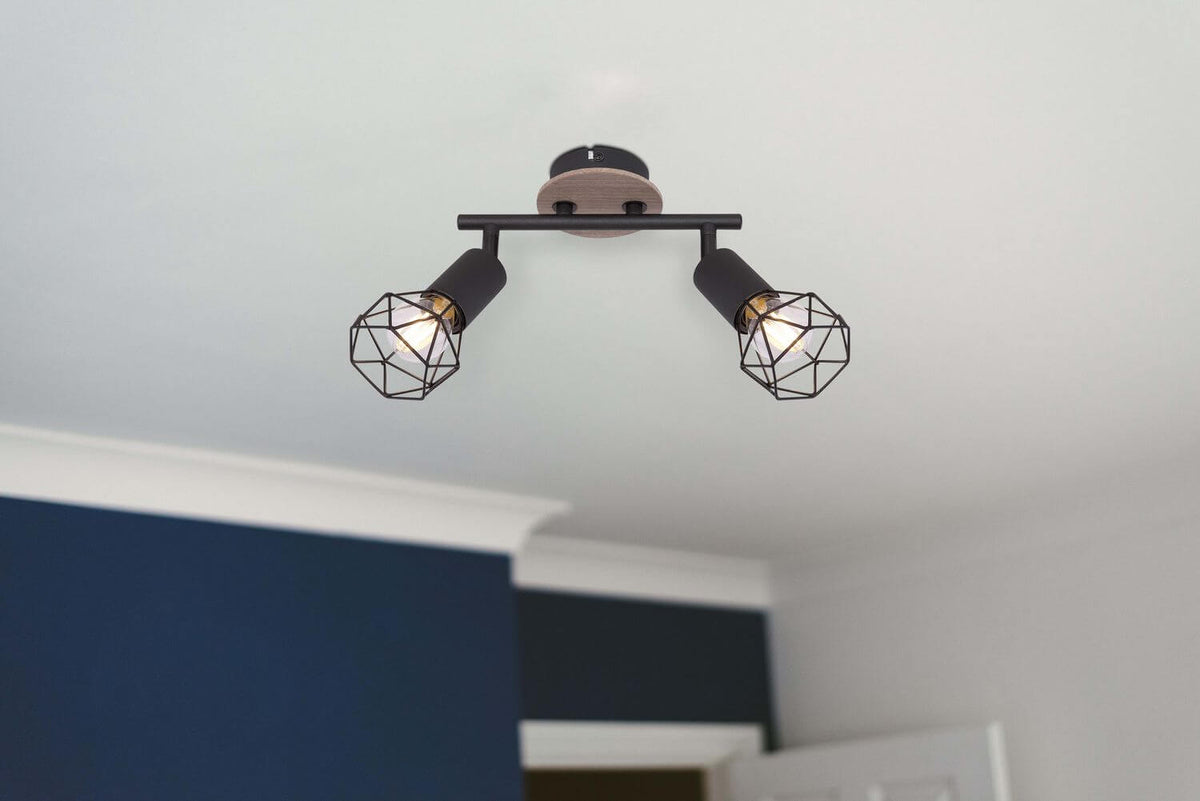 Mise en ambiance du spot plafond dans une pièce au mur bleu et plafond blanc.