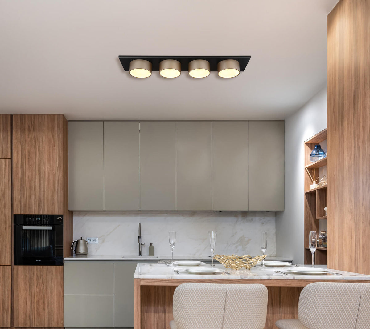 Mise en ambiance du plafonnier installé au-dessus d'un îlot de cuisine moderne