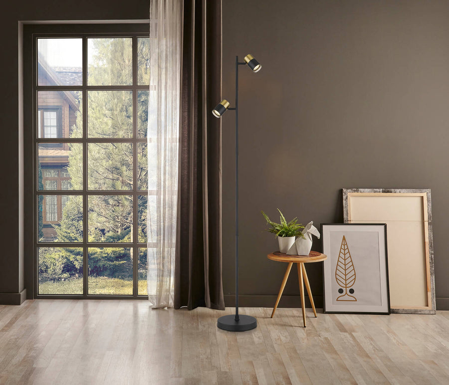 Lampadaire en situation dans un salon près d'une fenêtre, avec tableau et plante.