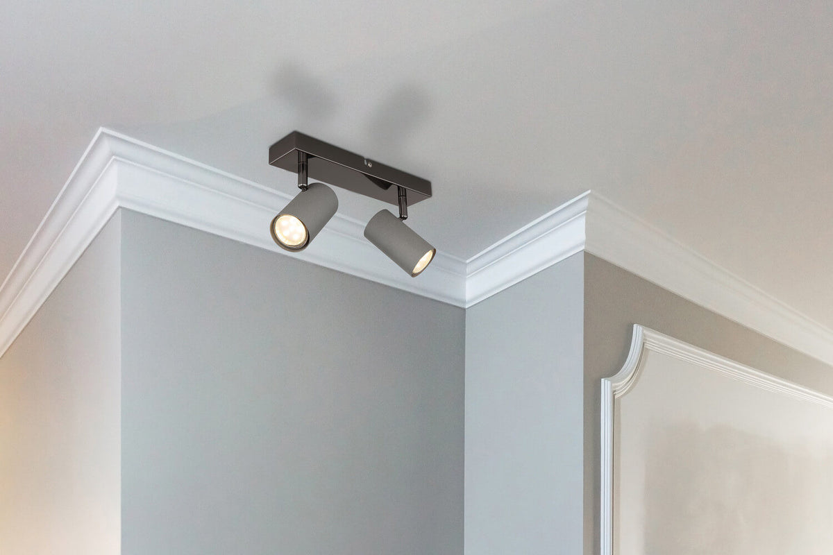 Mise en ambiance au plafond dans un coin de pièce avec moulures blanches