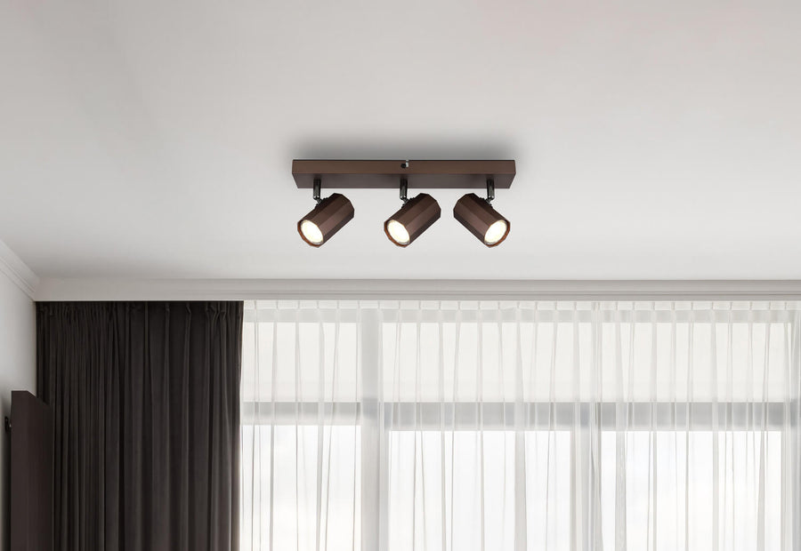 Mise en situation au plafond dans un intérieur, trois spots orientables devant rideaux clairs