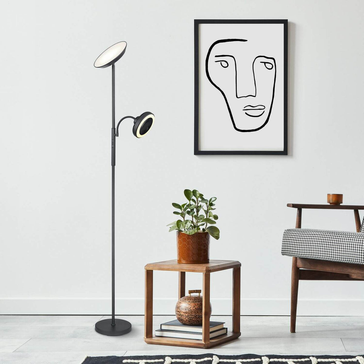 Mise en ambiance dans un salon, près d'une table basse en bois et d'un fauteuil