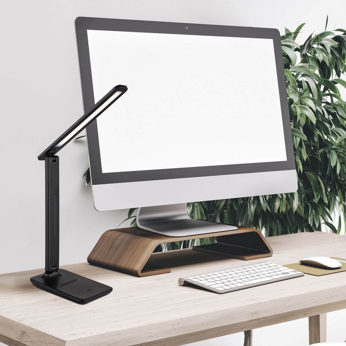 Mise en ambiance sur bureau en bois clair, près d'un écran.