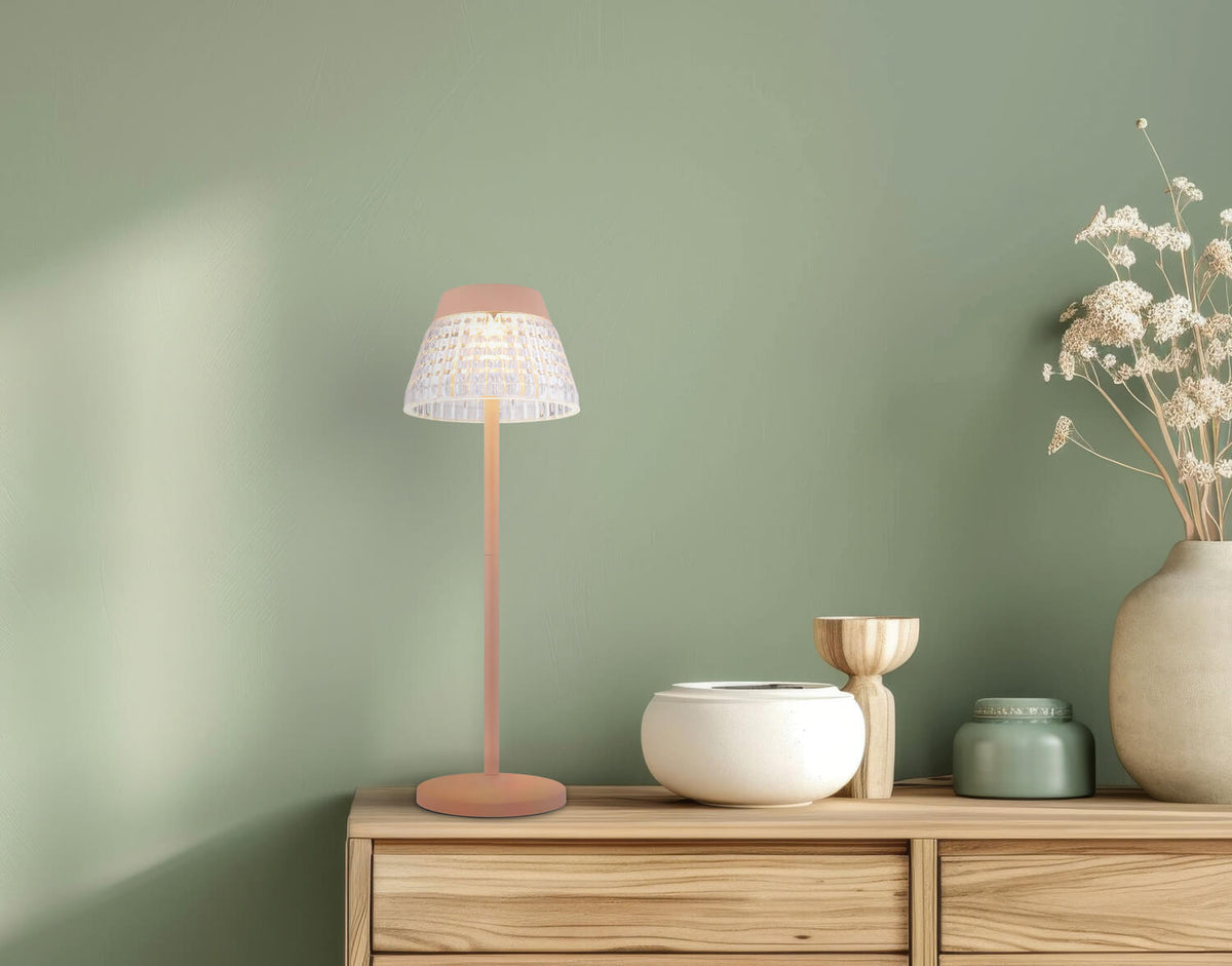 Mise en ambiance sur une commode en bois devant un mur vert sauge