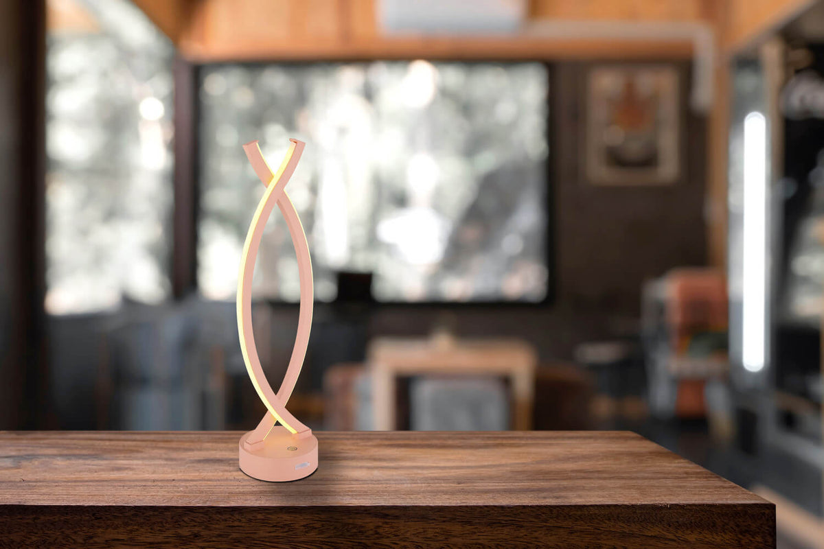 Mise en ambiance sur une table en bois dans un intérieur chaleureux avec arrière-plan flou