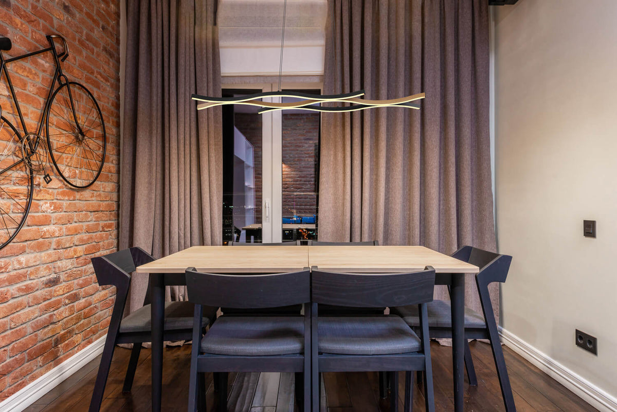 Mise en ambiance au-dessus d'une table à manger dans un intérieur contemporain