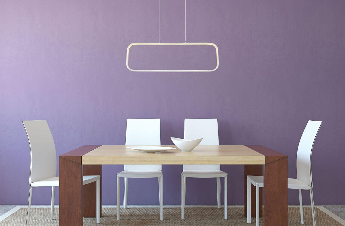 Mise en ambiance au-dessus d'une table à manger devant un mur violet