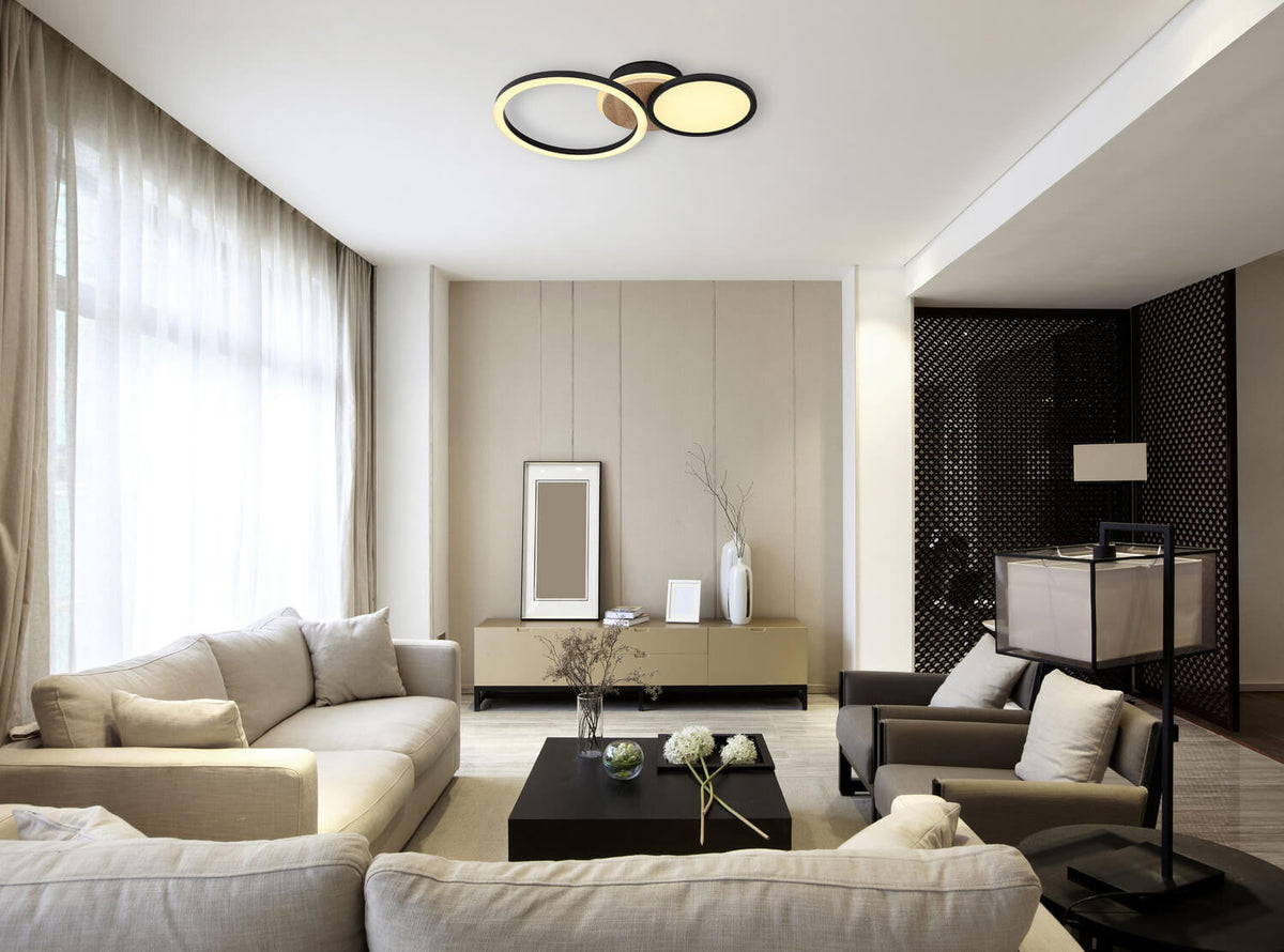 Mise en ambiance du plafonnier allumé dans un salon beige