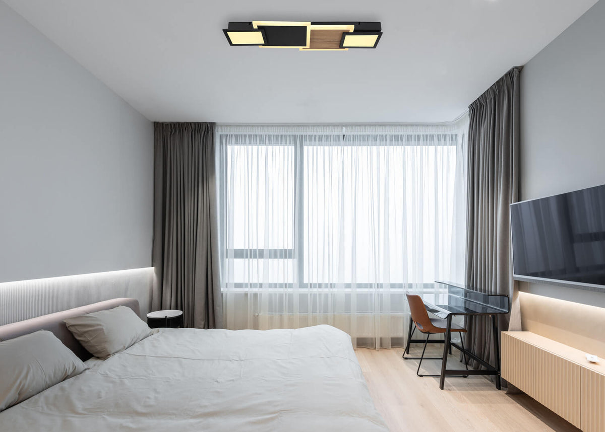 Mise en ambiance dans une chambre moderne, plafonnier allumé au plafond au-dessus du lit.