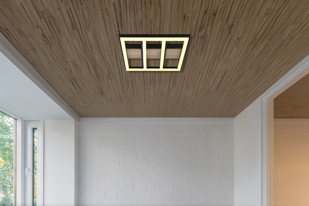 Plafonnier installé au plafond en bois, au-dessus d’un mur blanc, dans une pièce.
