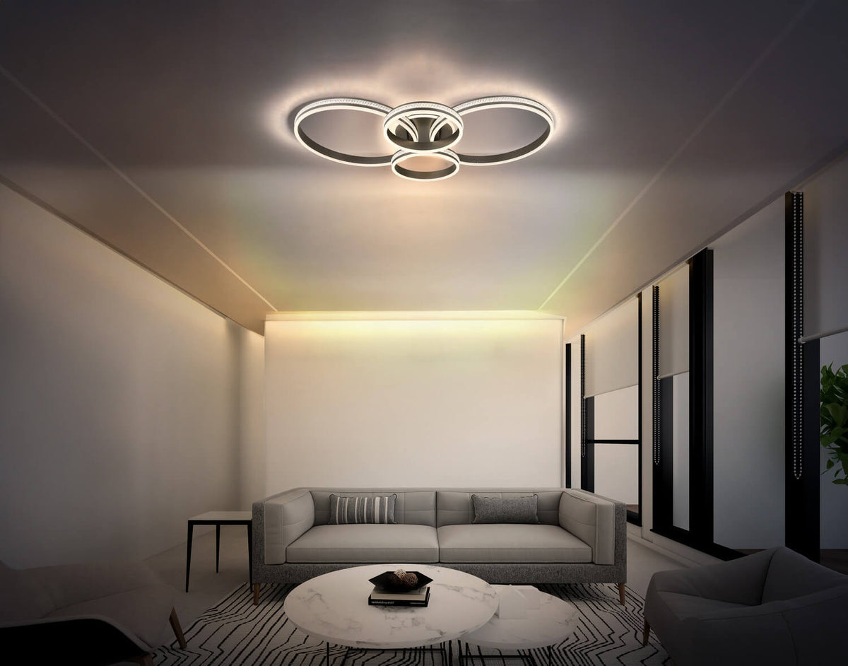 Mise en ambiance du plafonnier allumé dans un salon moderne, lumière chaude au plafond.