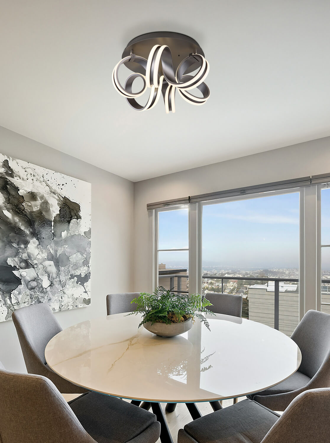 Mise en ambiance au-dessus d'une table de salle à manger, vue plongeante dans un intérieur moderne