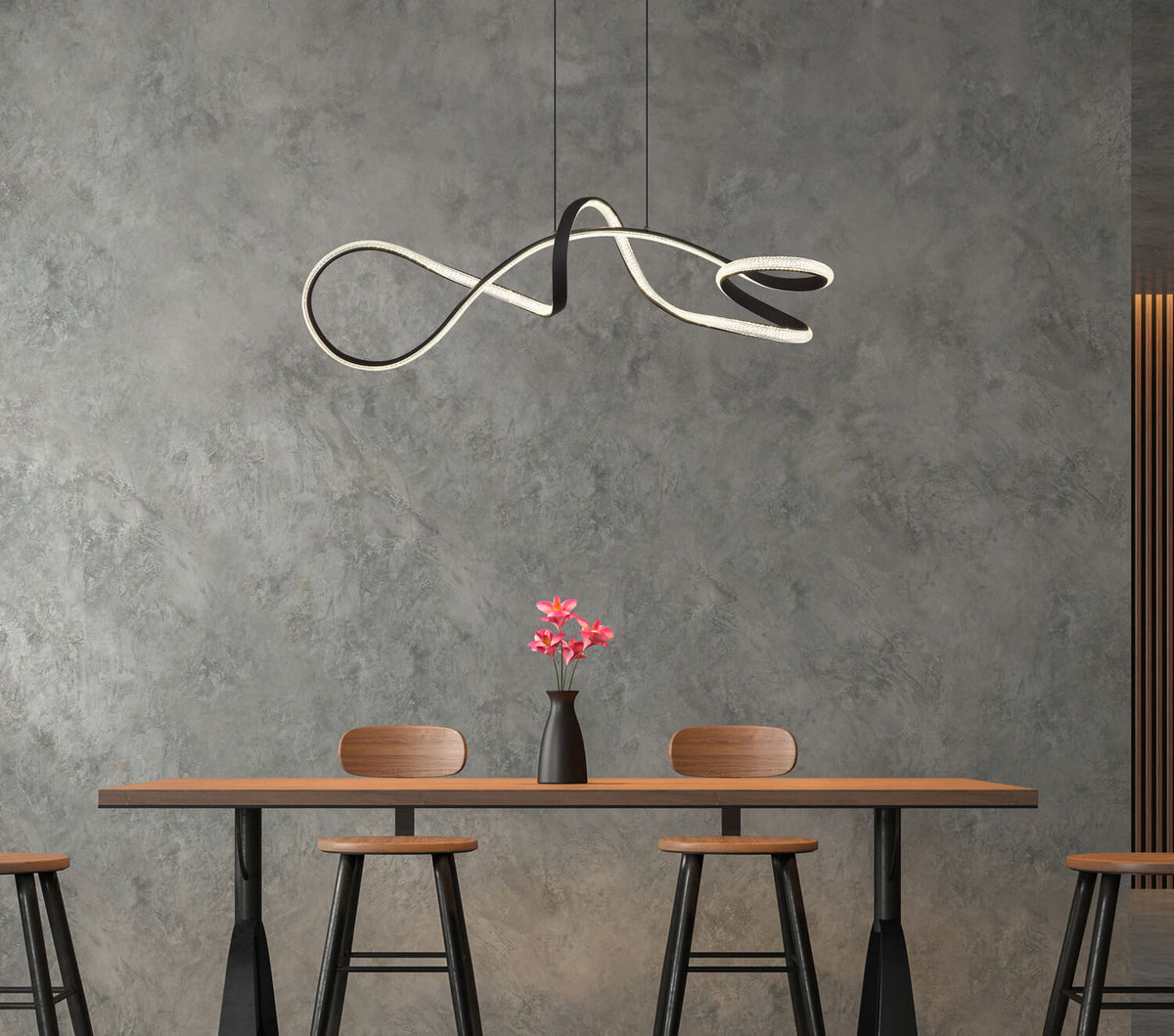 Mise en ambiance au-dessus d'une table à manger devant un mur béton