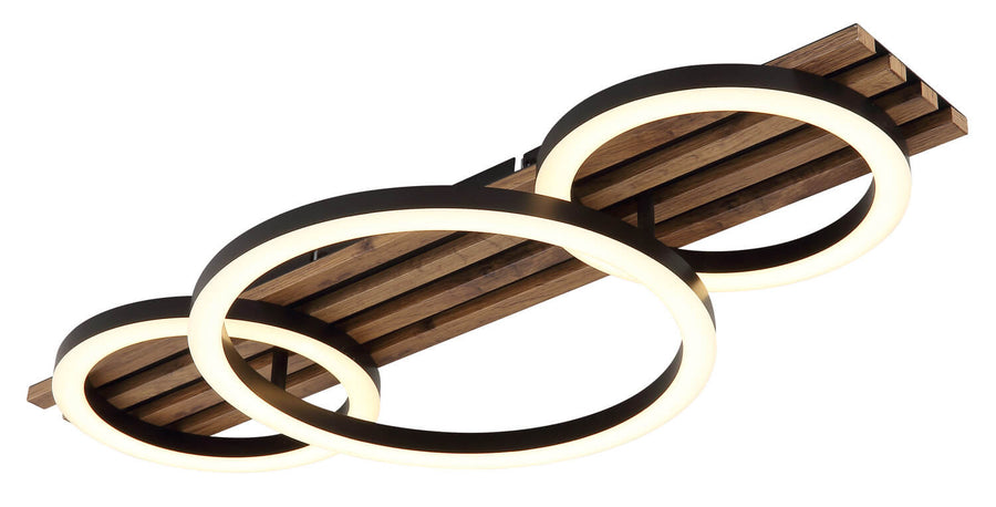 Gros plan sur les anneaux lumineux et la structure en bois du plafonnier.