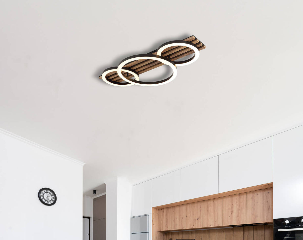 Mise en ambiance du plafonnier fixé au plafond dans une cuisine moderne.
