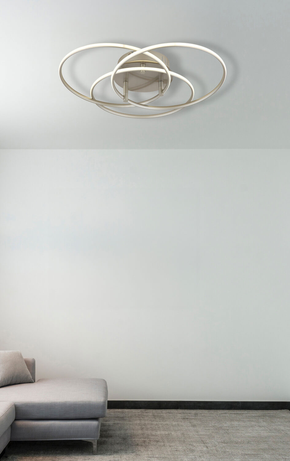 Mise en ambiance au plafond d'un salon clair avec canapé gris et mur blanc