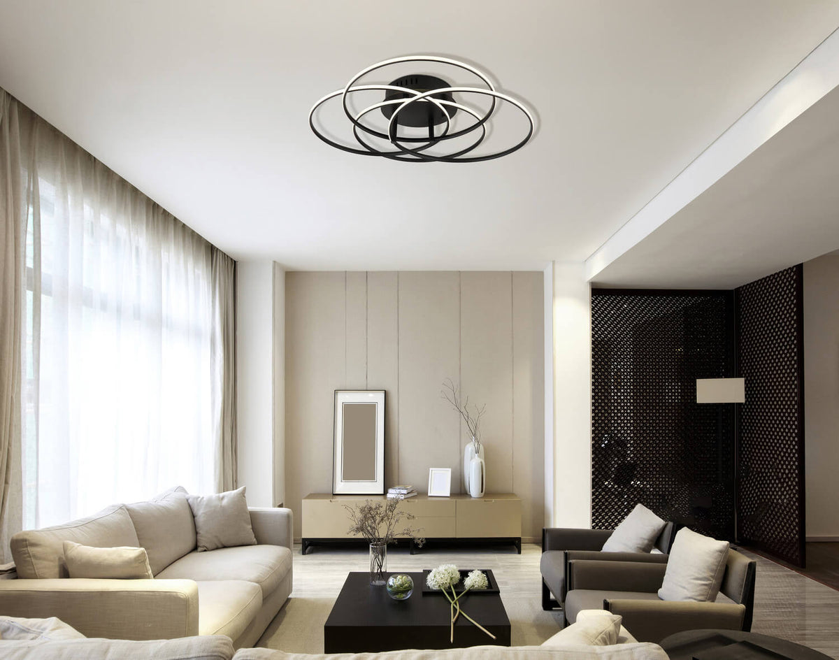 Mise en ambiance du plafonnier installé au plafond d'un salon beige contemporain