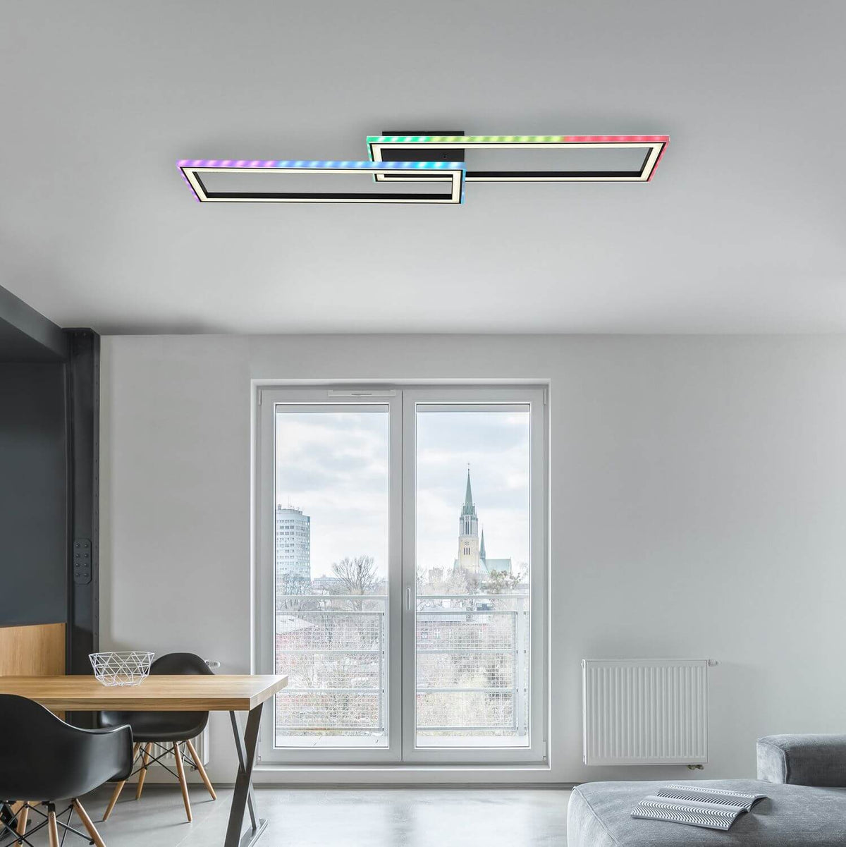 Mise en ambiance au plafond d'un séjour moderne avec rétroéclairage multicolore