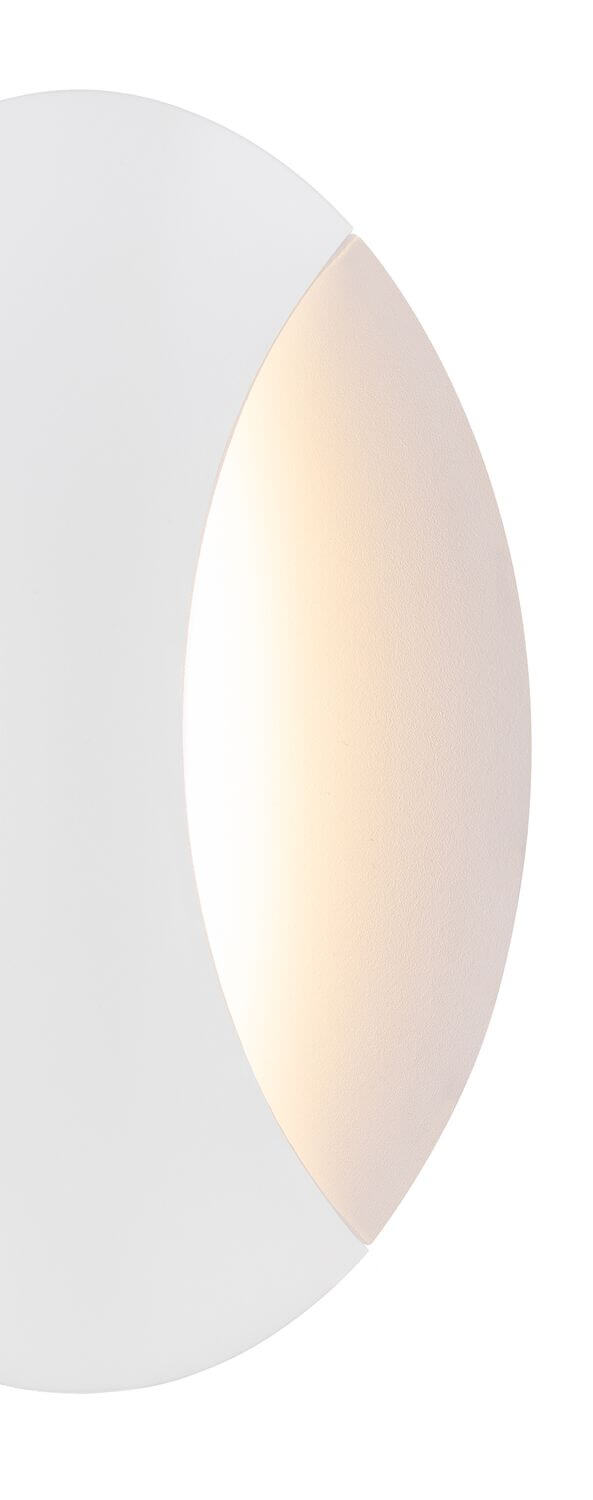 Détail de profil de l'applique murale blanche avec sa courbure et son éclairage