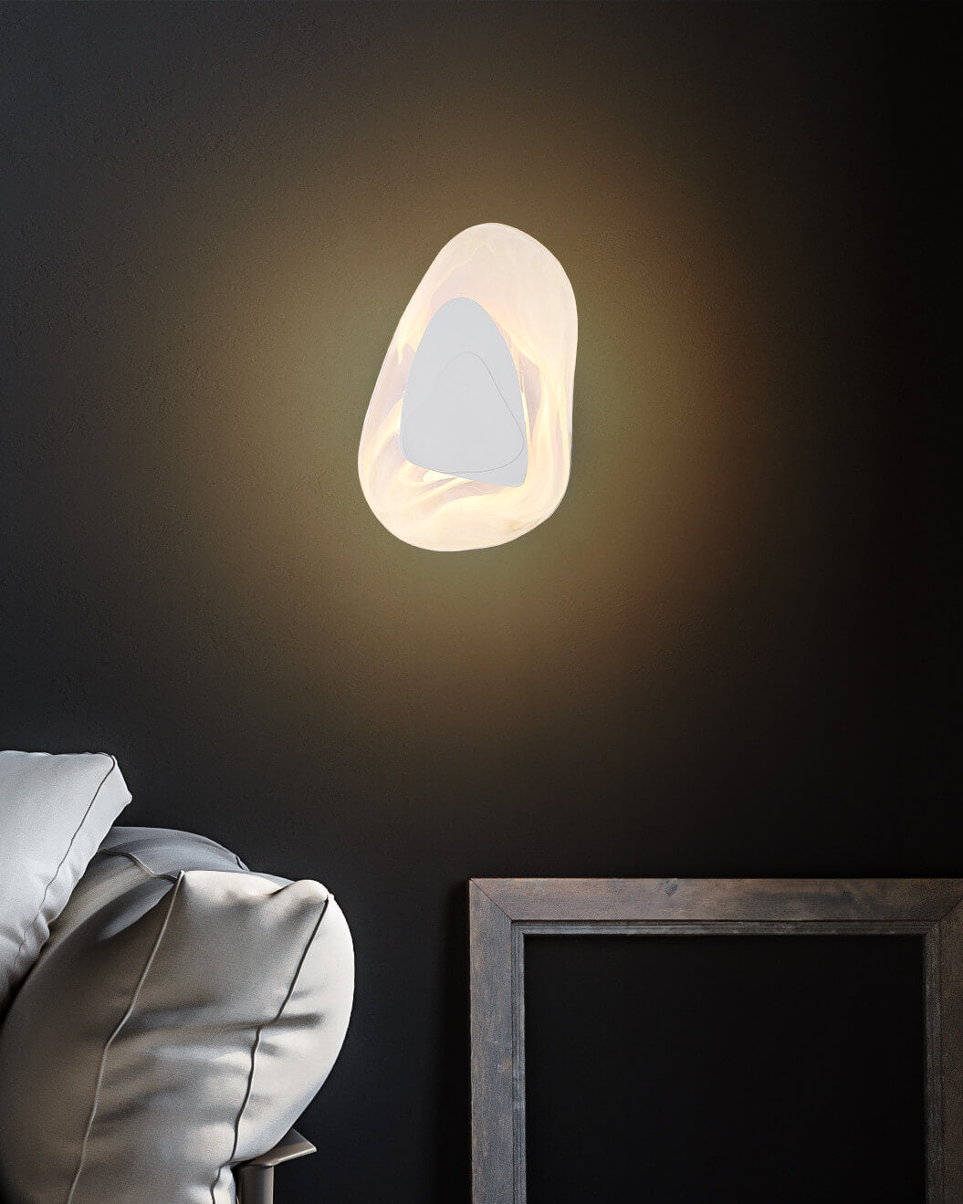Mise en ambiance de l'applique murale allumée au-dessus d'un lit sombre