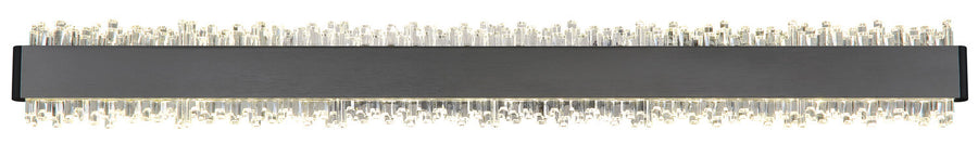 Vue frontale du long bandeau noir garni de cristaux façon stalactites.