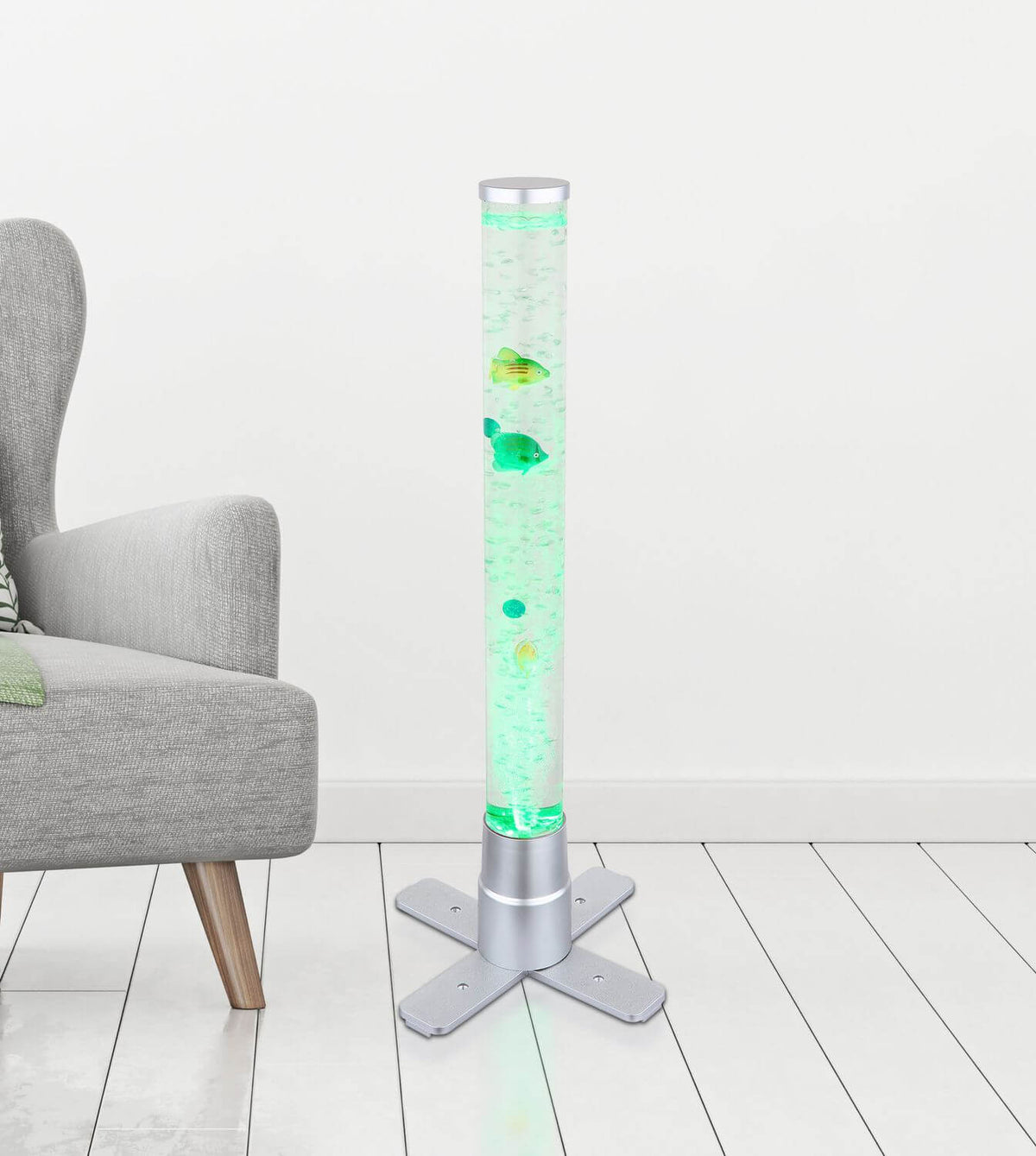 Mise en ambiance : colonne lumineuse verte allumée près d'un fauteuil gris