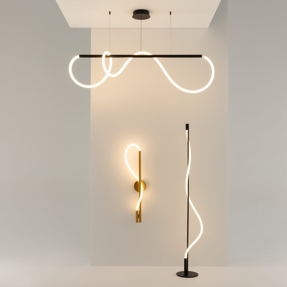 Mise en ambiance avec suspension et applique murales assorties dans un intérieur clair.
