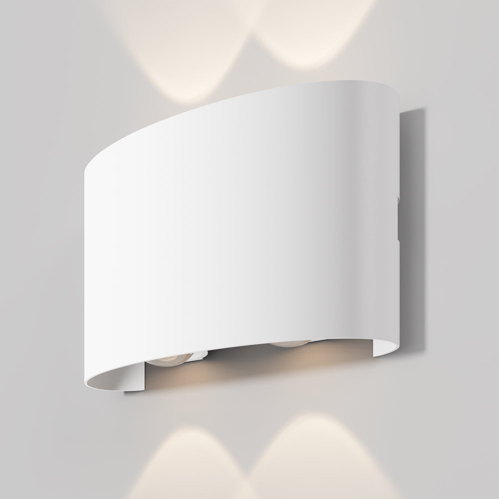 Vue de trois quarts de l'applique blanche, deux spots orientables sous le cache.