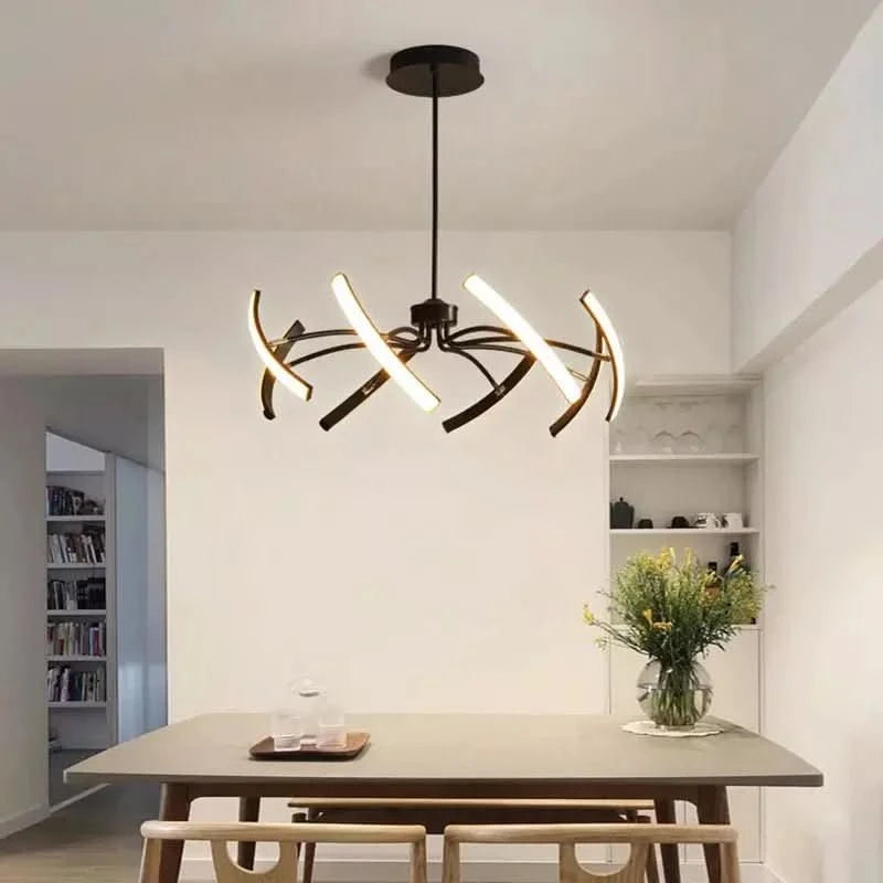Suspension installée au-dessus d'une table à manger en bois clair, pièce blanche.