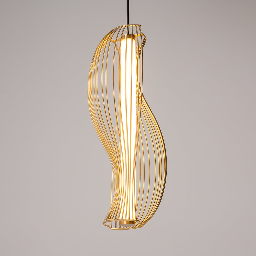 Détail du luminaire allumé, tiges métalliques dorées et lumière chaude