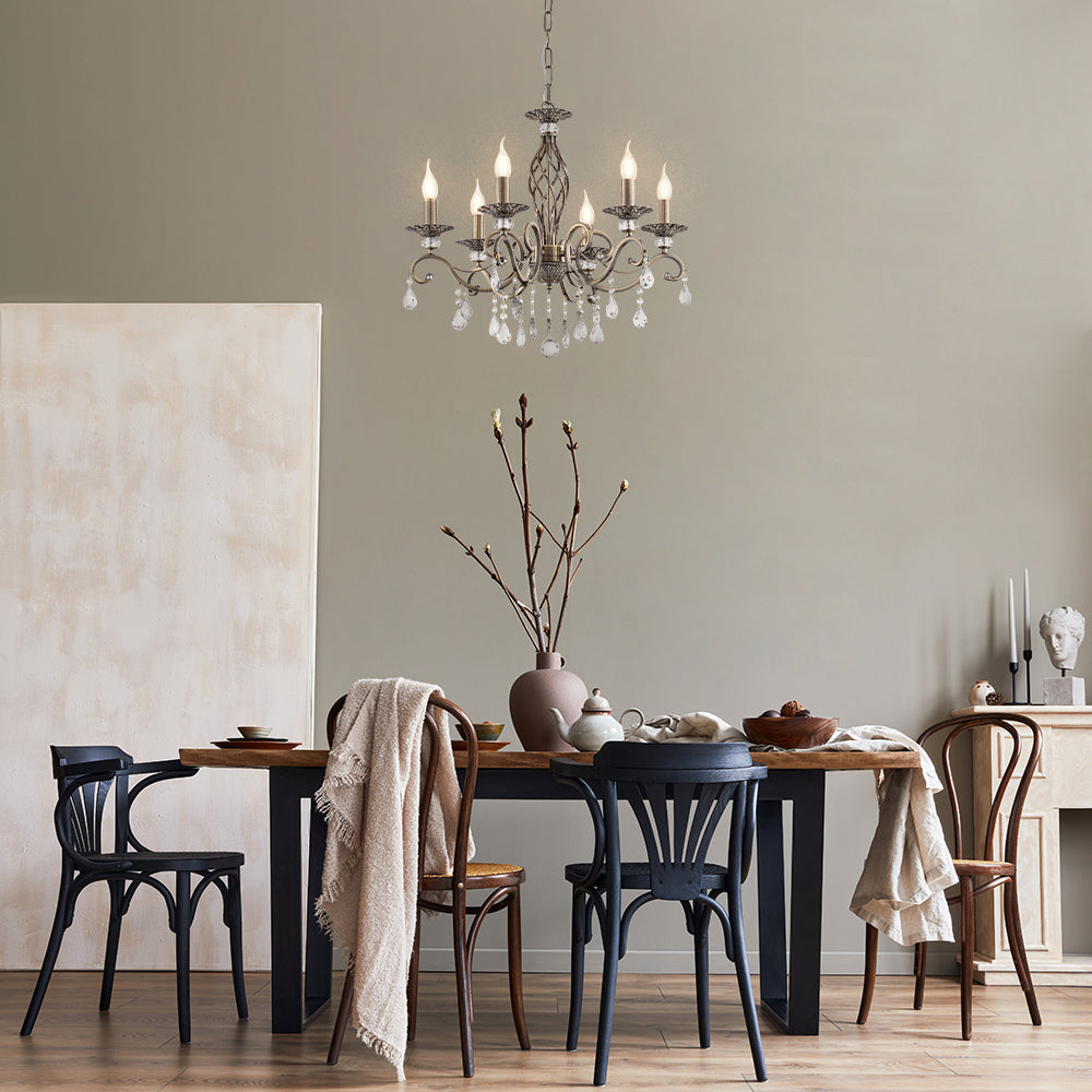 Lustre suspendu au-dessus d'une table en bois dans une salle à manger