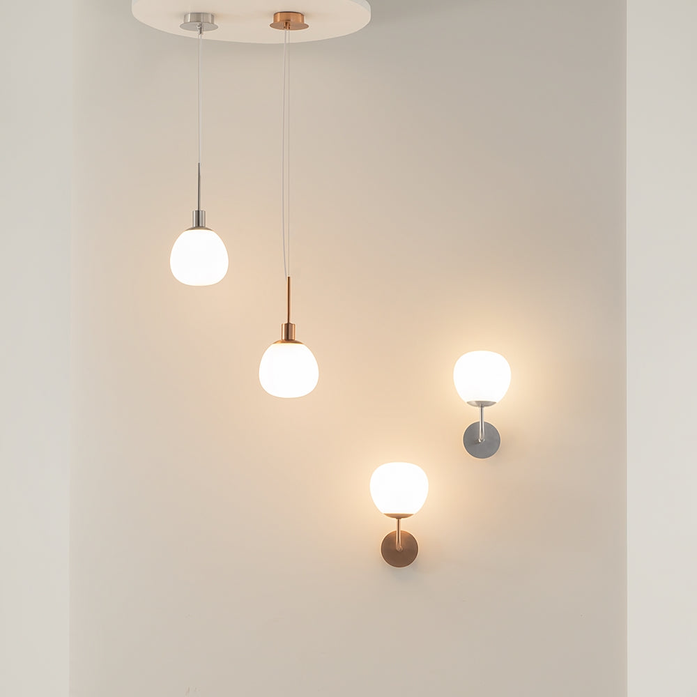 Mise en ambiance avec plusieurs suspensions et appliques murales, finitions argent et cuivre.