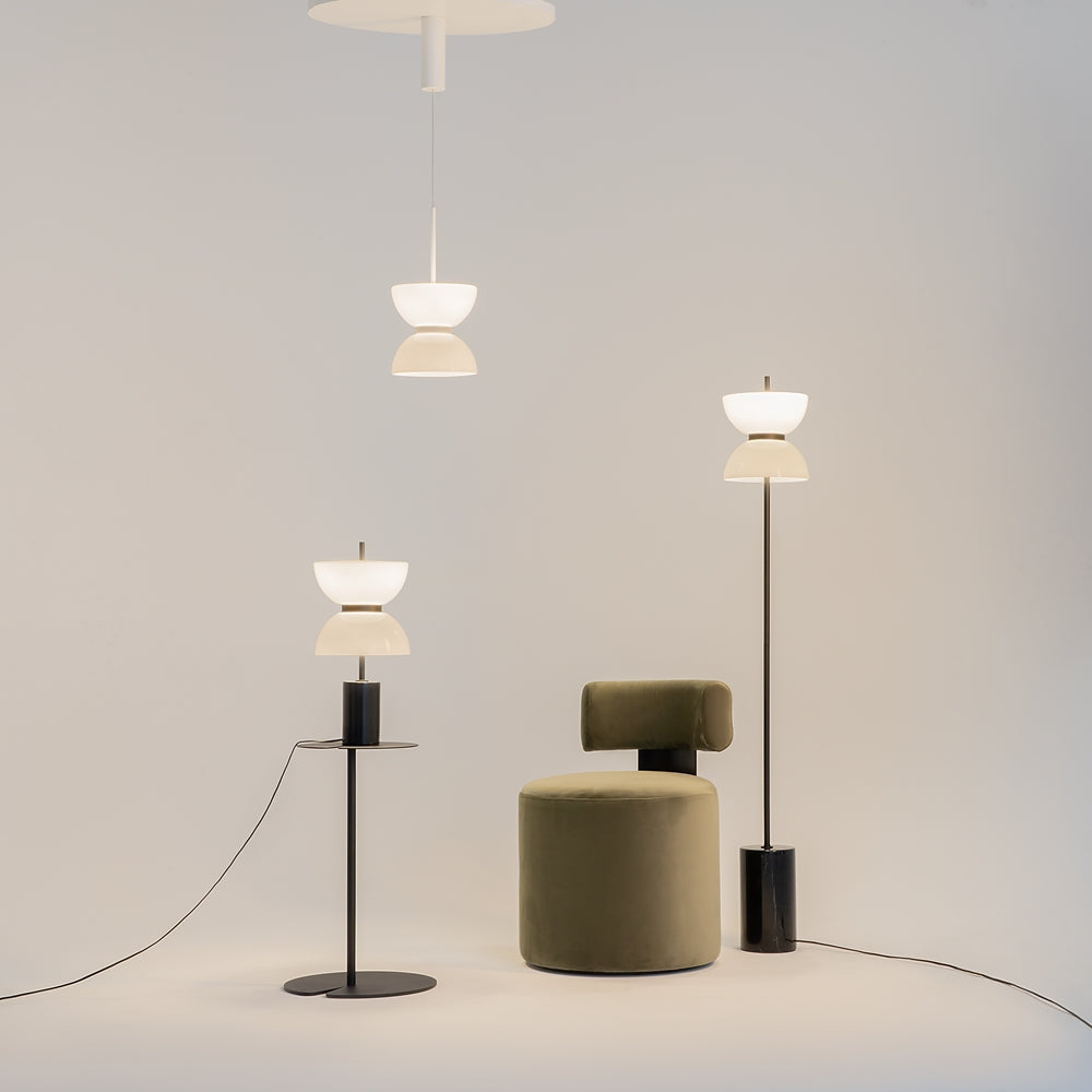 Mise en ambiance avec la gamme complète : suspension, lampe à poser et lampadaire