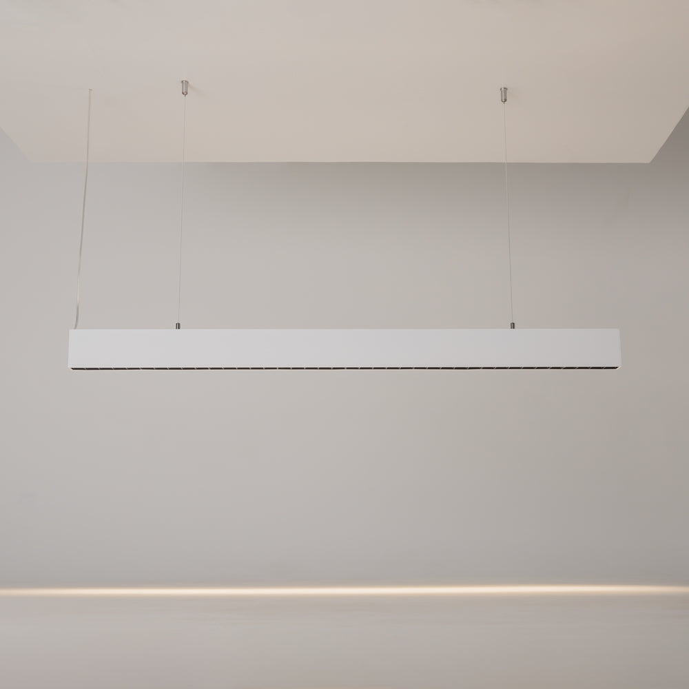 Profilé rectangulaire blanc suspendu par câbles, face avant sur fond neutre