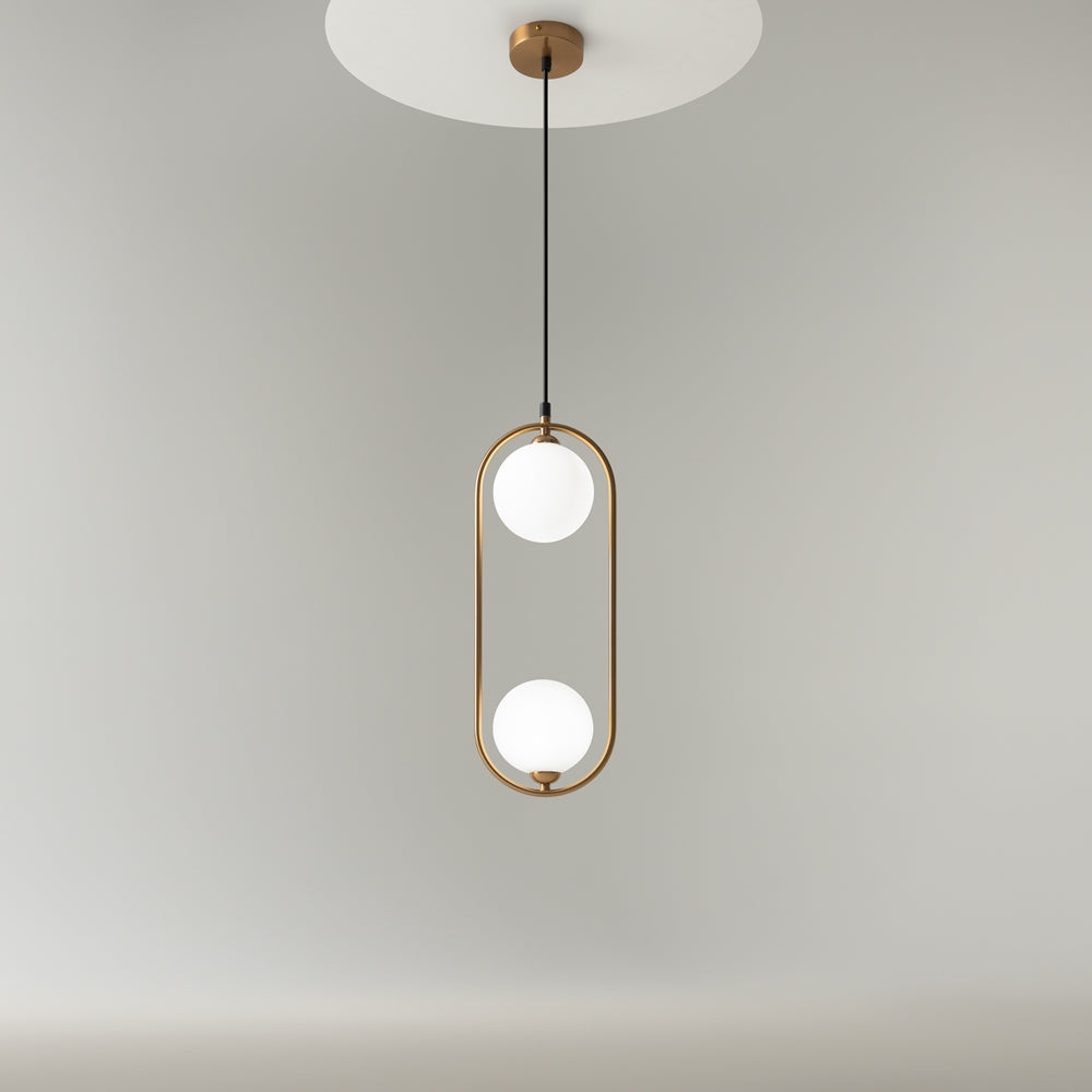 Mise en ambiance du luminaire suspendu devant un mur gris clair