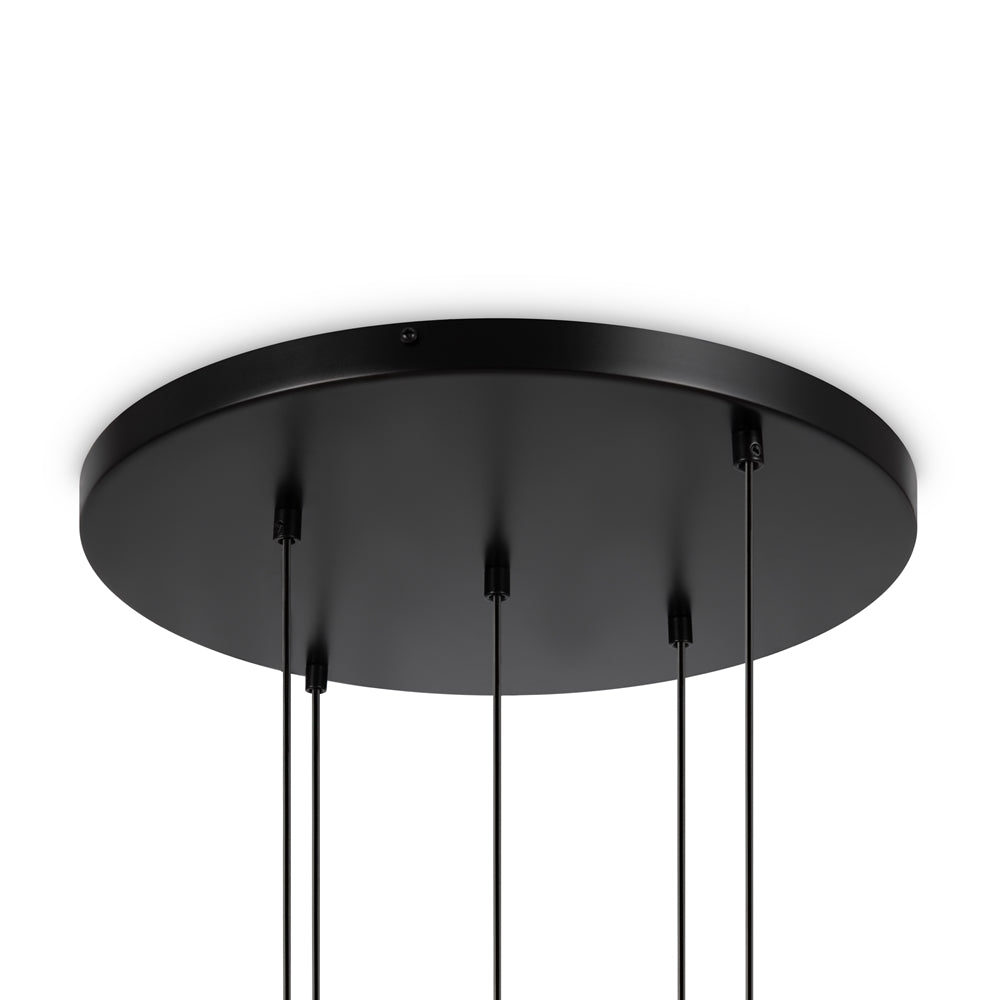 Vue par en dessous du plateau rond noir et des départs de câbles.