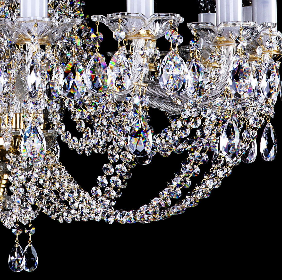 Détail des chaînes de cristal taillé et des pampilles en forme de goutte