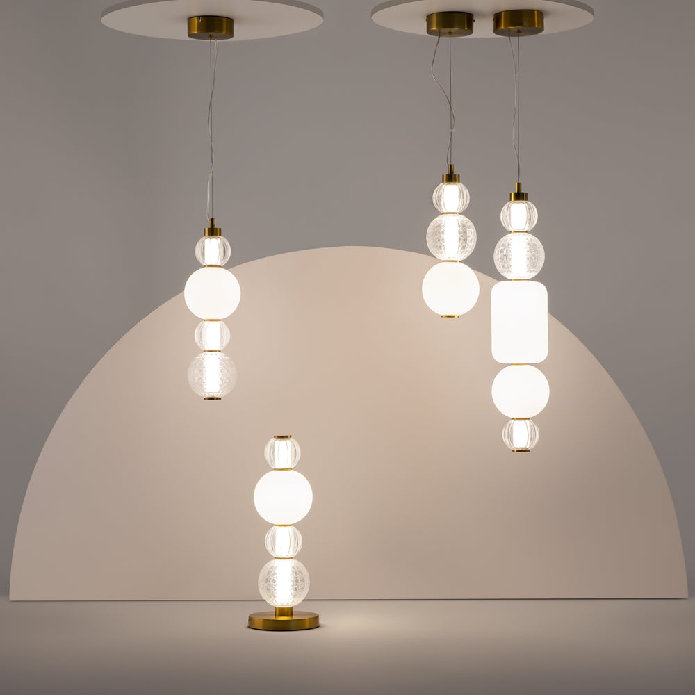 Mise en ambiance de plusieurs suspensions et d'une lampe à poser dorée