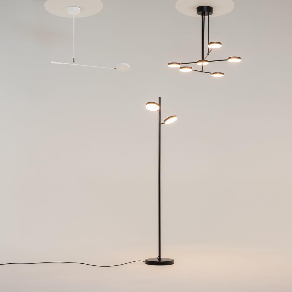 Mise en ambiance avec suspension noire, version blanche et lampadaire assorti